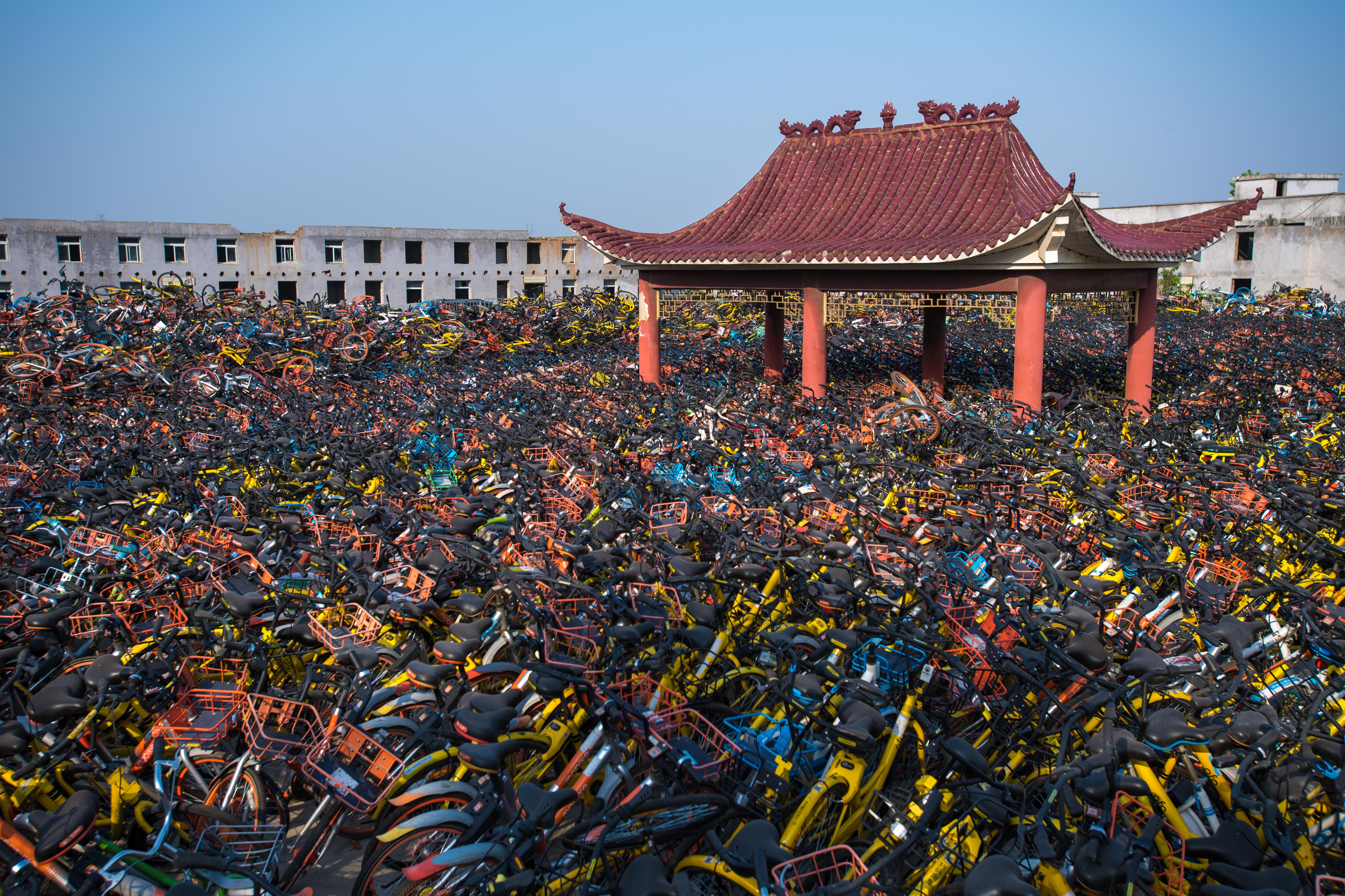 多地频现共享单车"坟场",谁为浪费负责?(2)