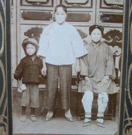 民国小脚女人:靠三寸金莲嫁入豪门,每次洗脚都痛到掉泪