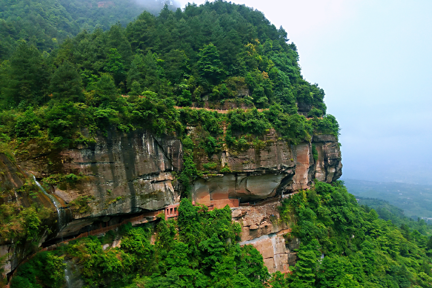重庆綦江有座山风景美如画,山崖一块巨石像极人脸,眼睛最传神!