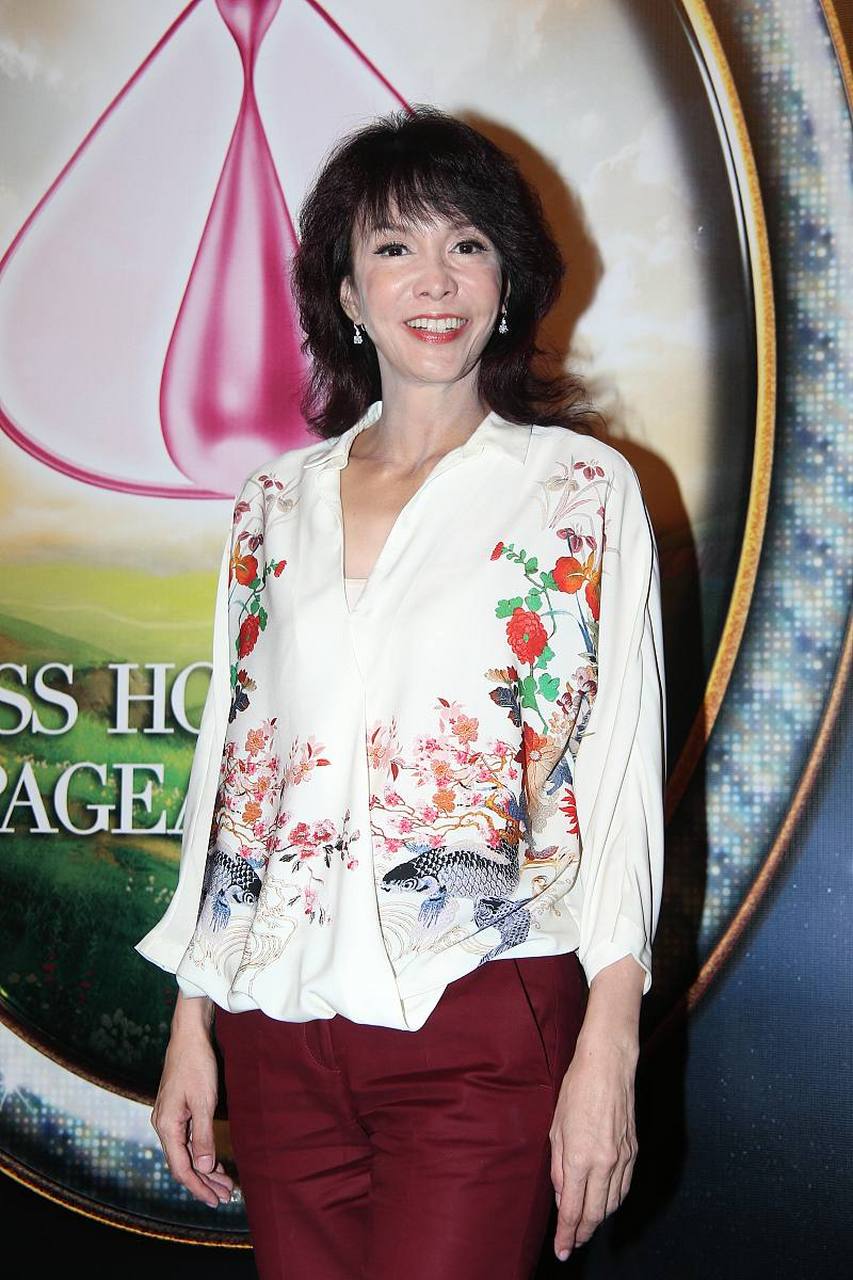 想当年郑裕玲可是香港80年代红遍全国的大明星,和她搭档演戏的都是