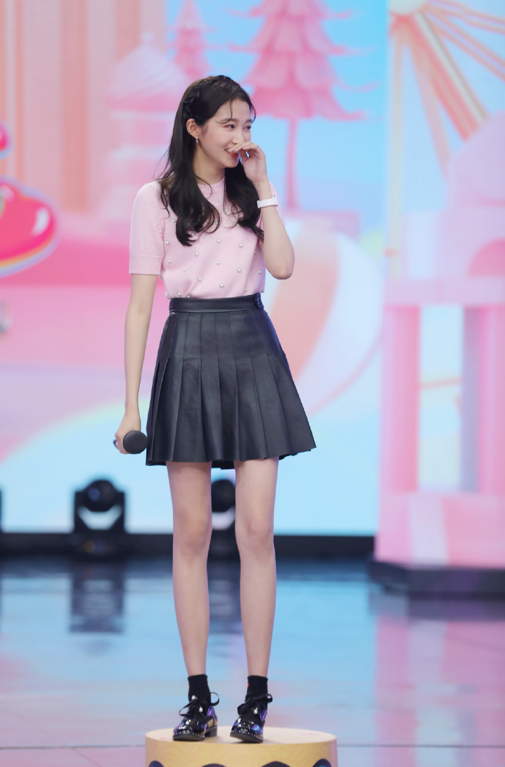 关晓彤越穿越有时尚感,爱心衬衣搭配牛仔短裙,青春活泼长腿吸睛