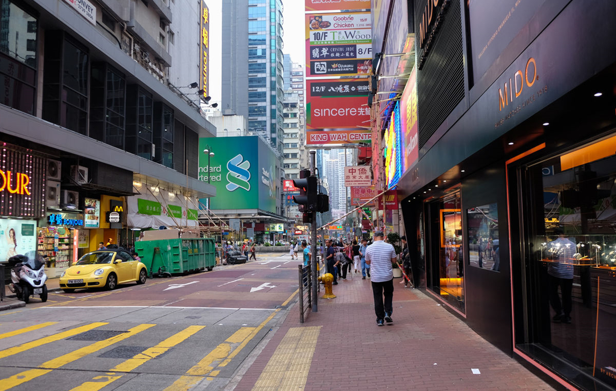 实拍春节前夕的香港,没了大陆游客,商业街变的格外