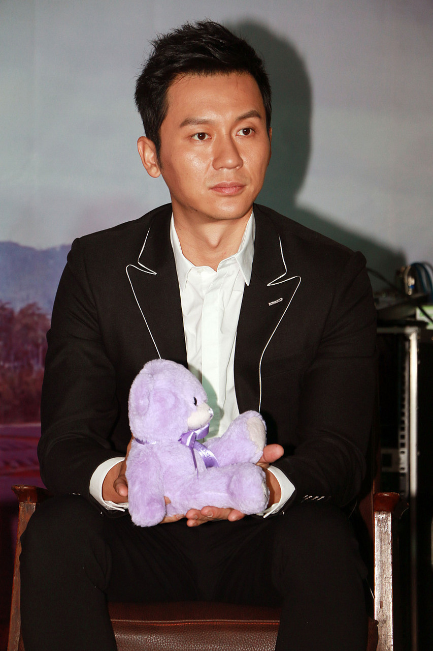 8月5日,李晨这位主持人为河北水灾捐款了30万,并晒出捐款回执单.