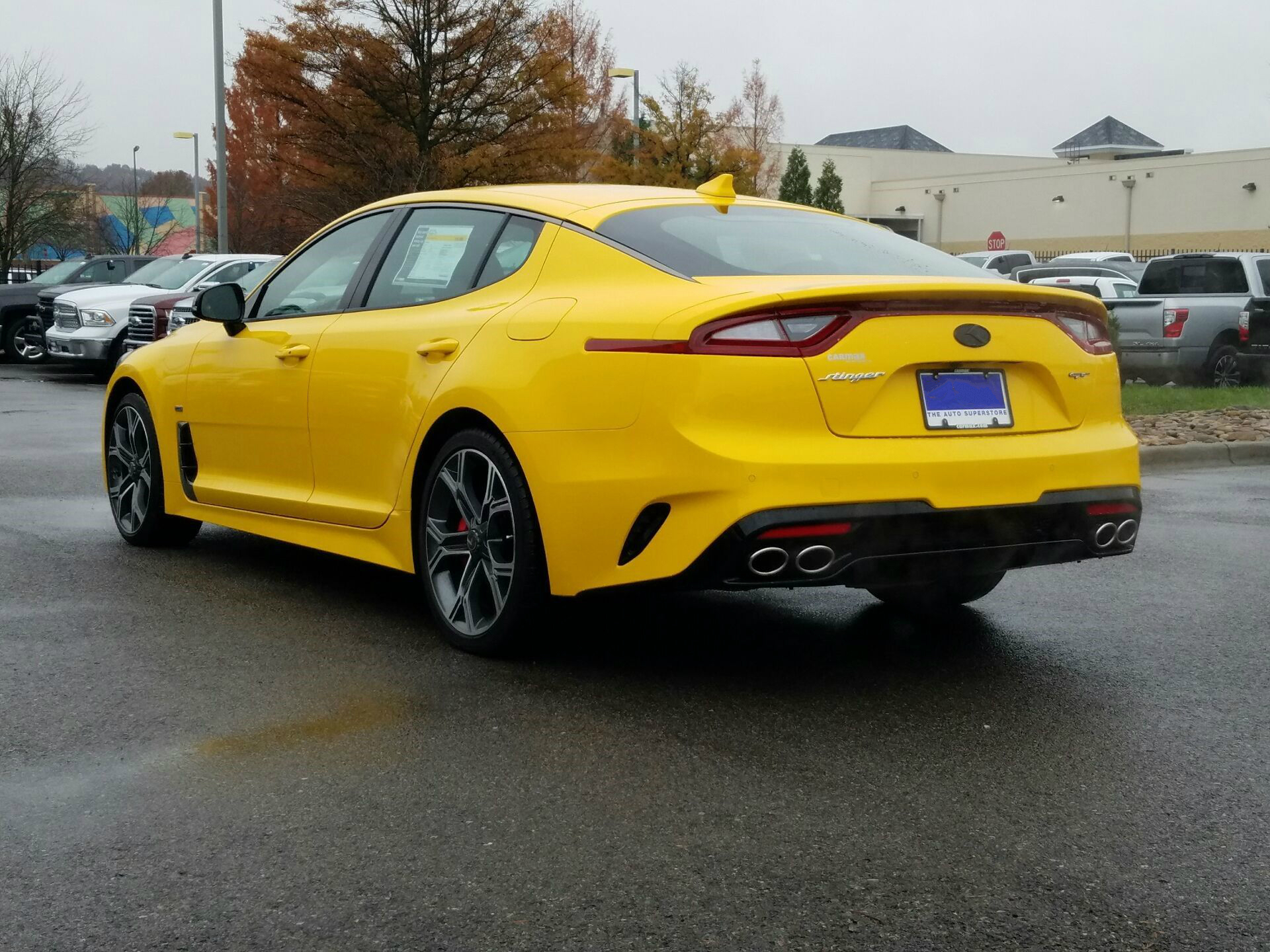 4万.由于国内没有这个排量的斯汀格gt,所以无法做出对比,但是从2.