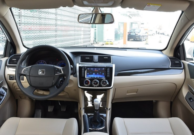 众泰z300内饰的话比较中庸,没有太大的特色,但是整体给我感觉还是很