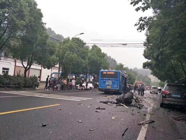 突发丨平水镇发生一起交通事故 公交车和自卸车相撞