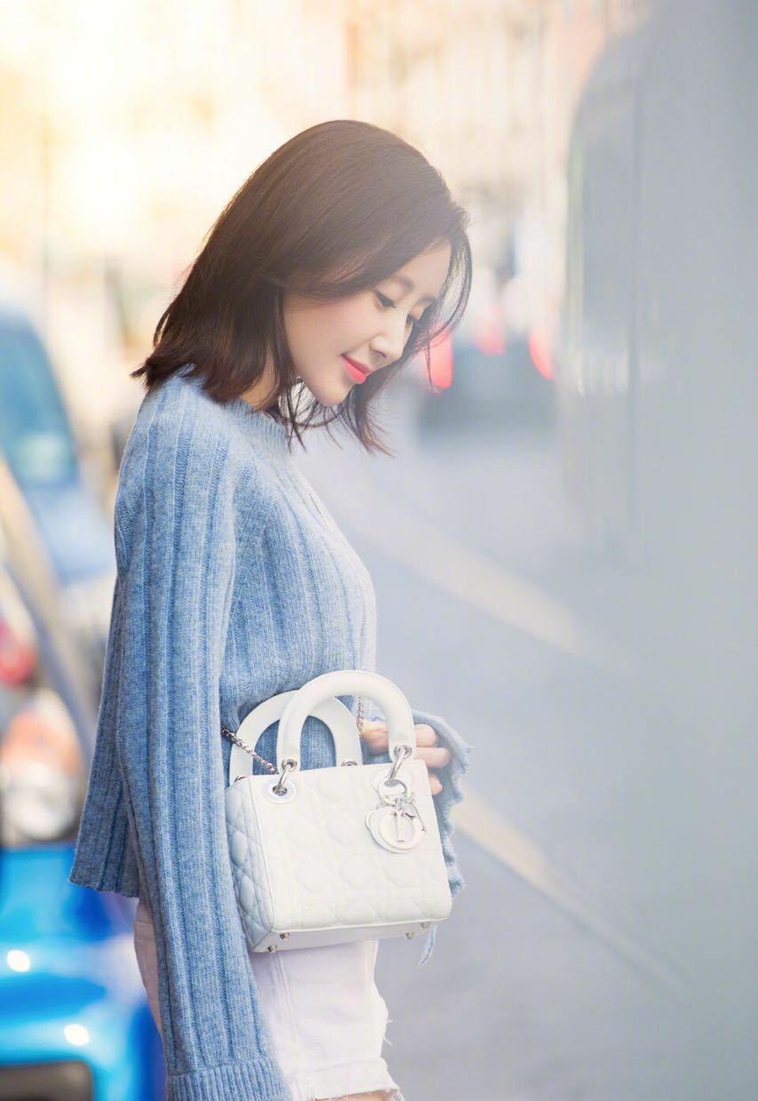 舒畅衣品开挂,不规则格子裙也能穿出女神气质,波波头短发超温柔