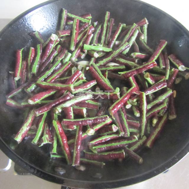 素炒红豆角,每次来客人都点这道菜,好吃下饭!