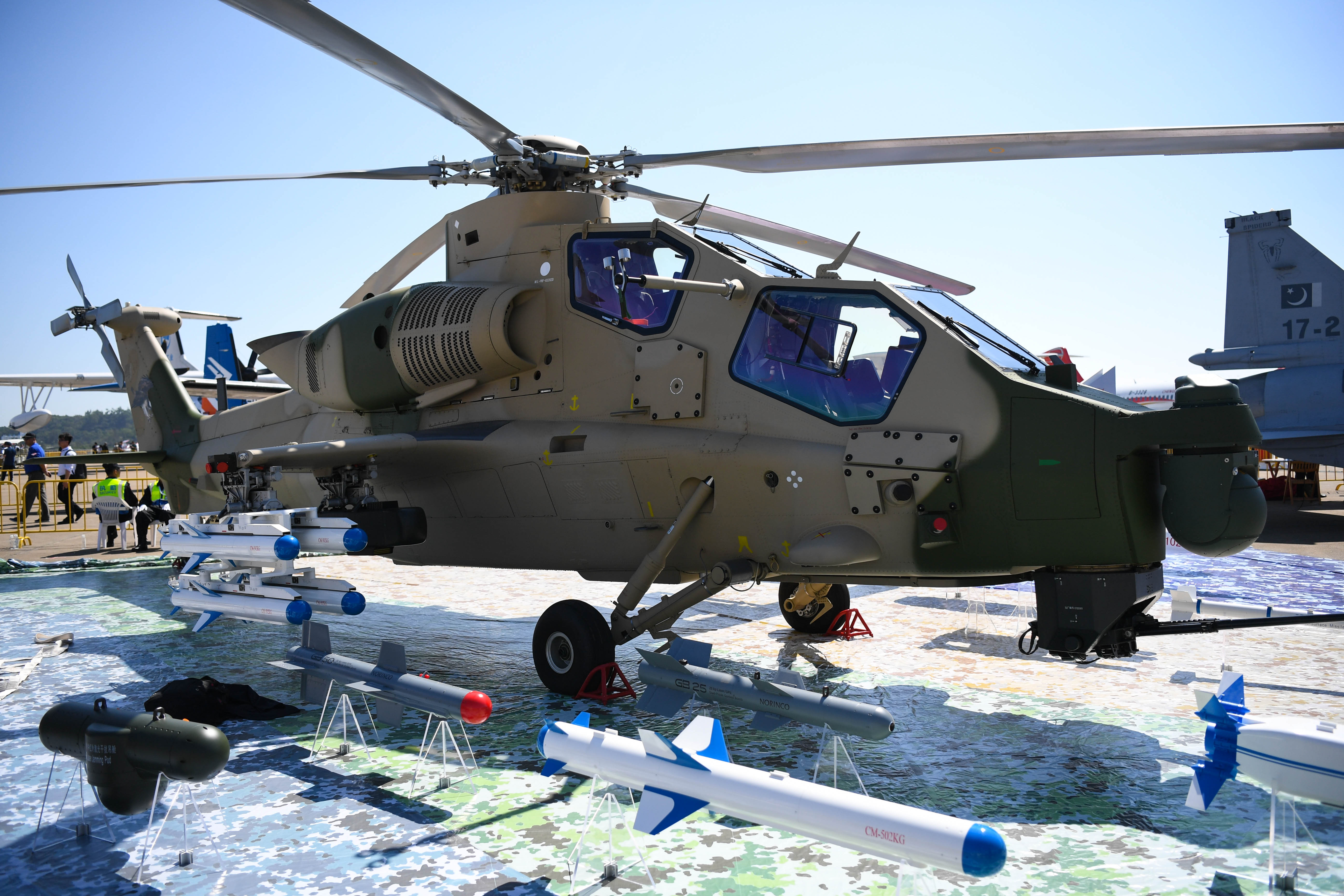 这是展出的中国航空工业集团z10me型直升机(11月6日摄).