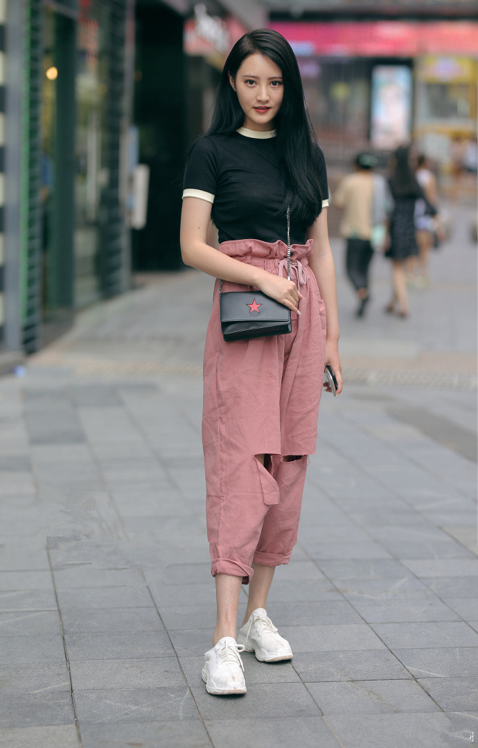 街拍:微胖身材的高颜值熟女这么搭,女人味尽显!