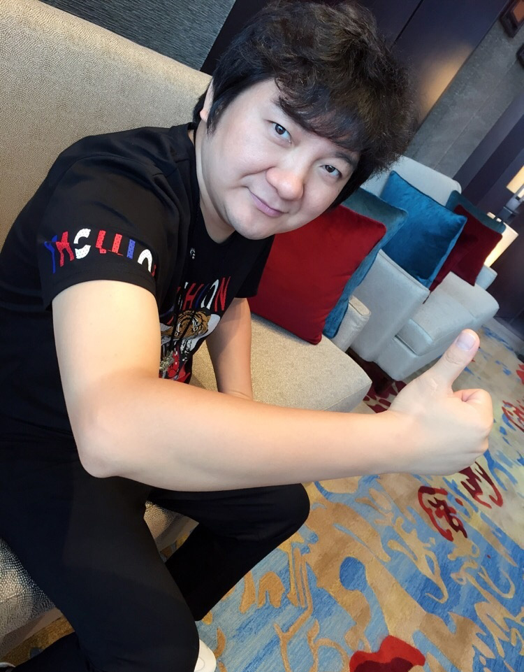 杨臣刚买劳斯莱斯当出租车开,被网友指责花样炫富