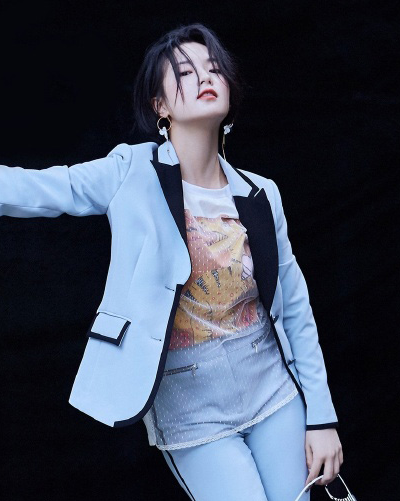 张雅钦干练写真,知性优雅,气质十足