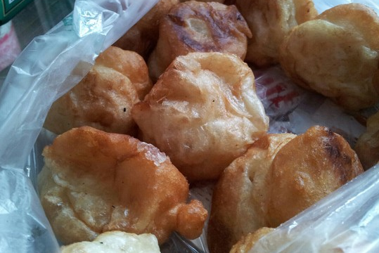 教你做菏泽著名小吃——炸面泡,两根筷子一挑,还是记忆中的味道