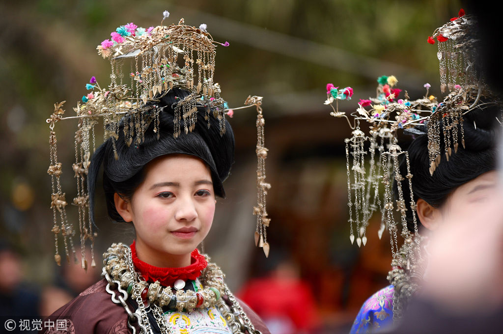 侗族姑娘身着节日盛装  踩芦笙堂喜迎新春