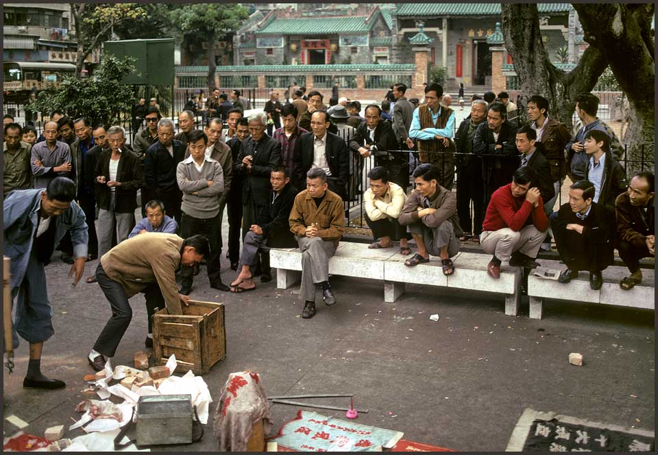 老照片:1973年的香港 油麻地天后宫还有耍把式卖药的