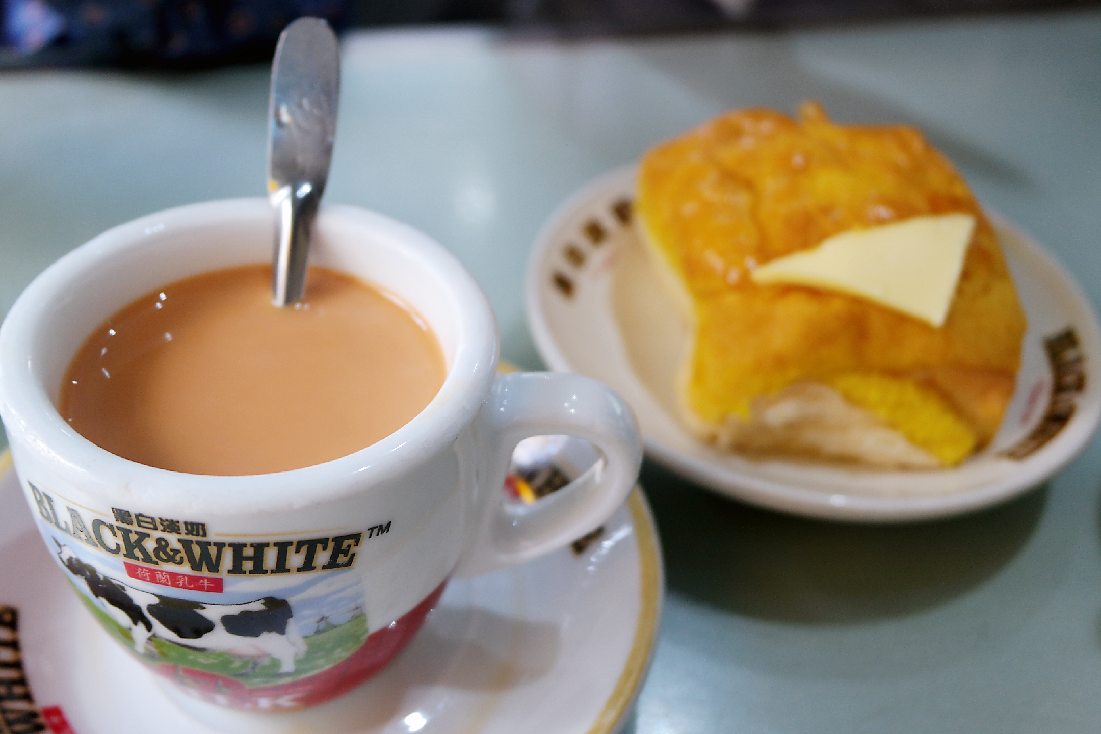 其实在香港,我觉得下午茶的经典一般就是一杯奶茶再搭配一份甜品.