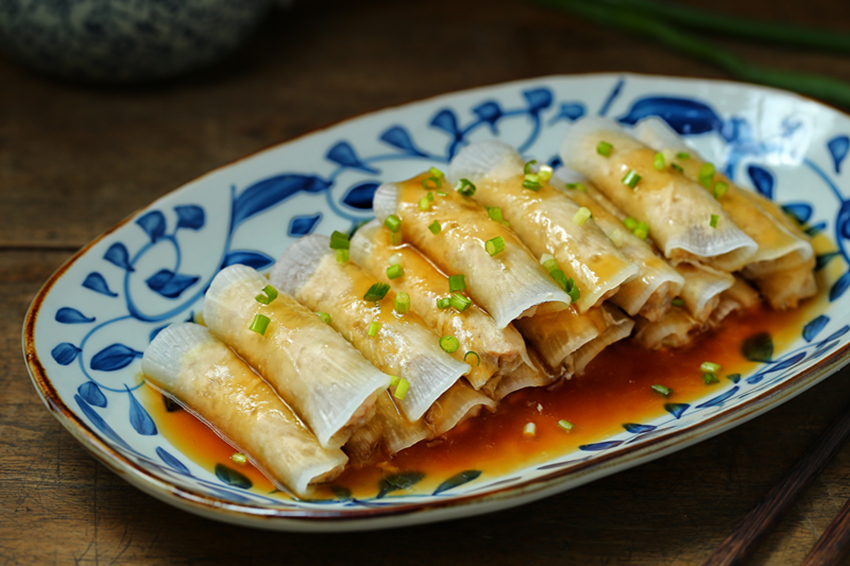 一道营养又美味的水晶猪肉萝卜卷就完成了,有颜值,口感好,您学会了吗?