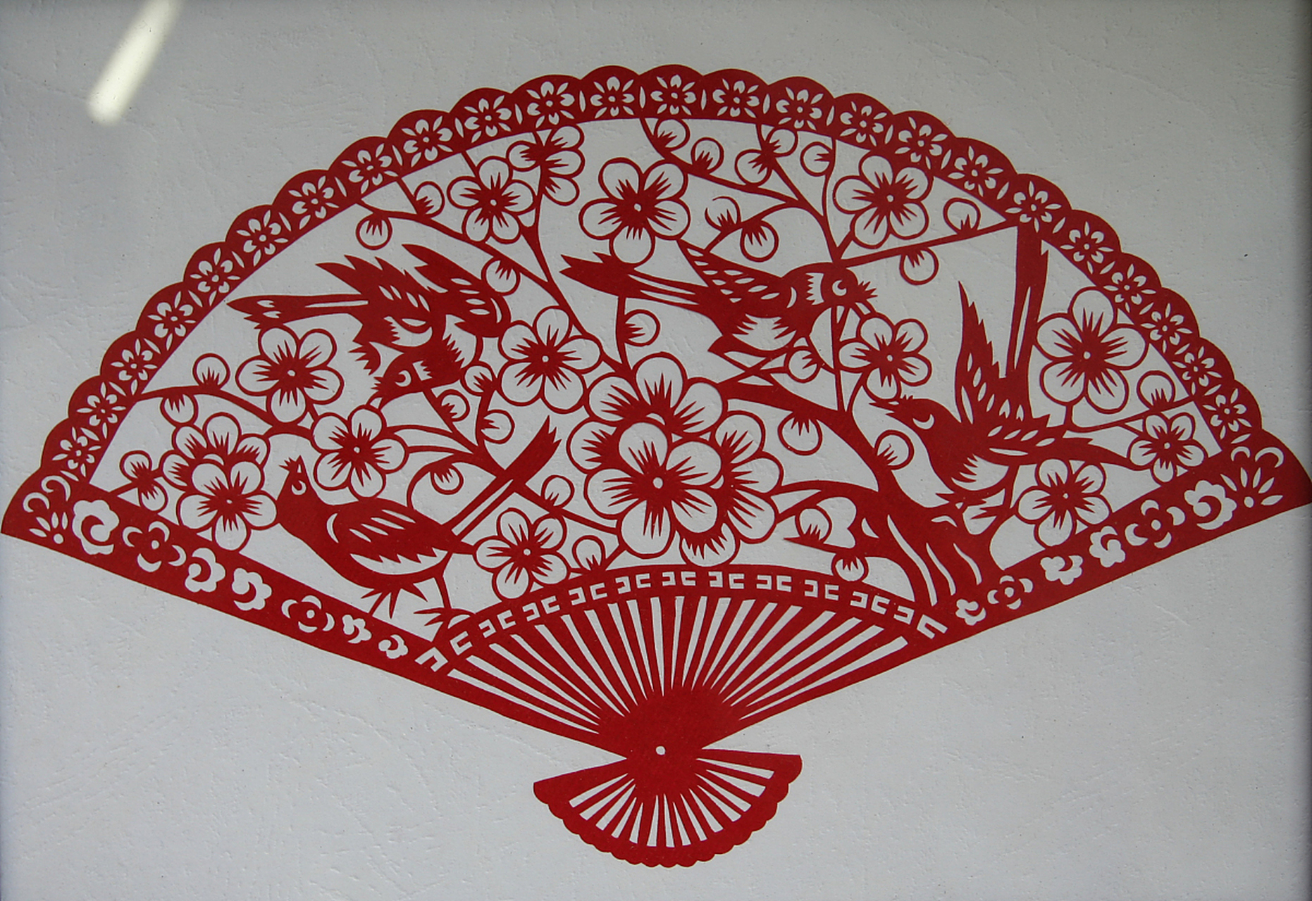 ai亚来杭州#  #乐享周末分享吧# 杭州剪纸是杭州的非遗技艺之一,它以