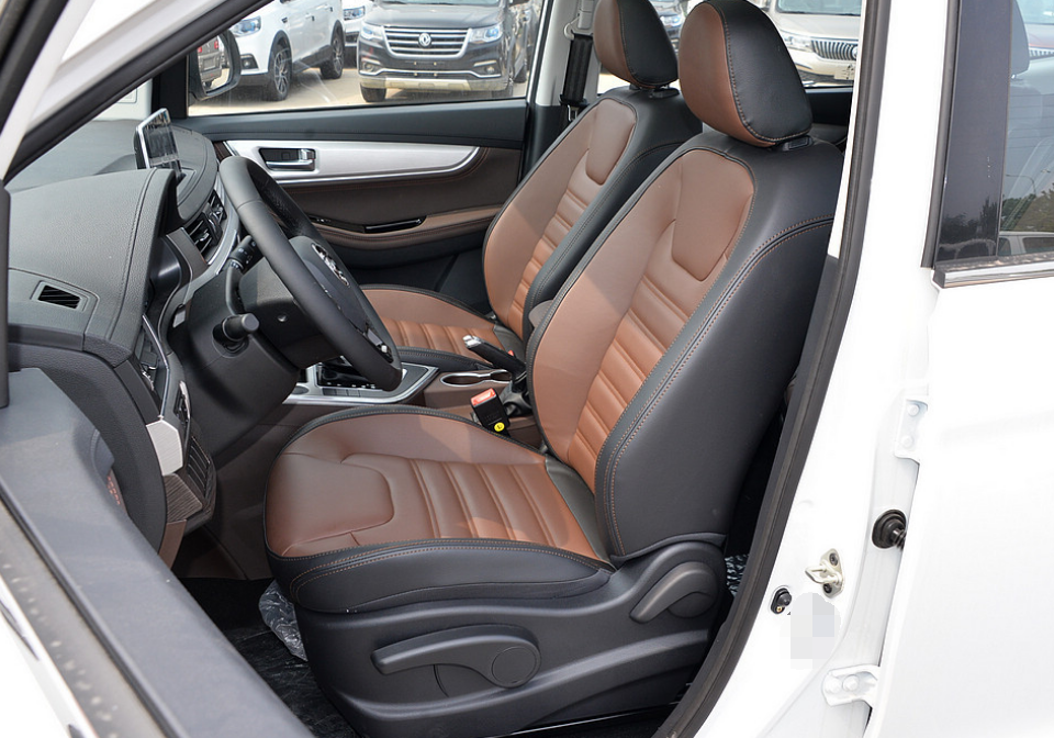 风行sx6前排座椅的空间表现都非常不错,腿部空间也较为宽敞,现代人