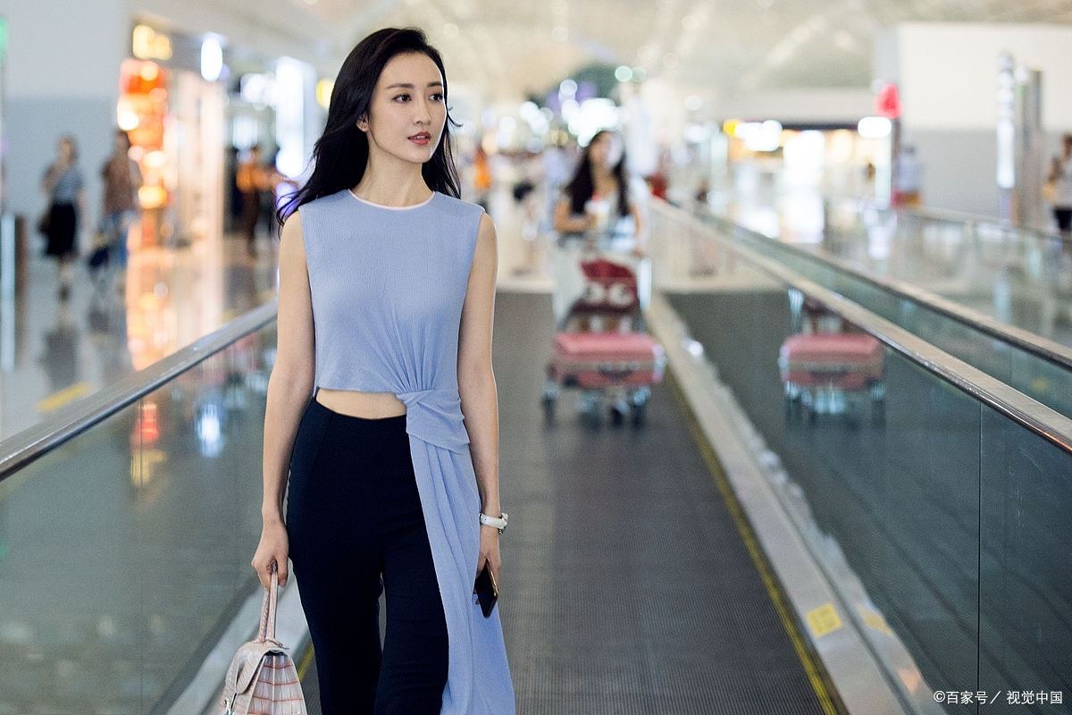 王鸥:身穿浅蓝色上衣搭配黑夜紧身裤感觉好清纯.