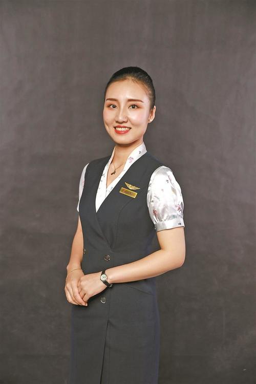 袁欣甜:甜美空姐圆"本科梦"