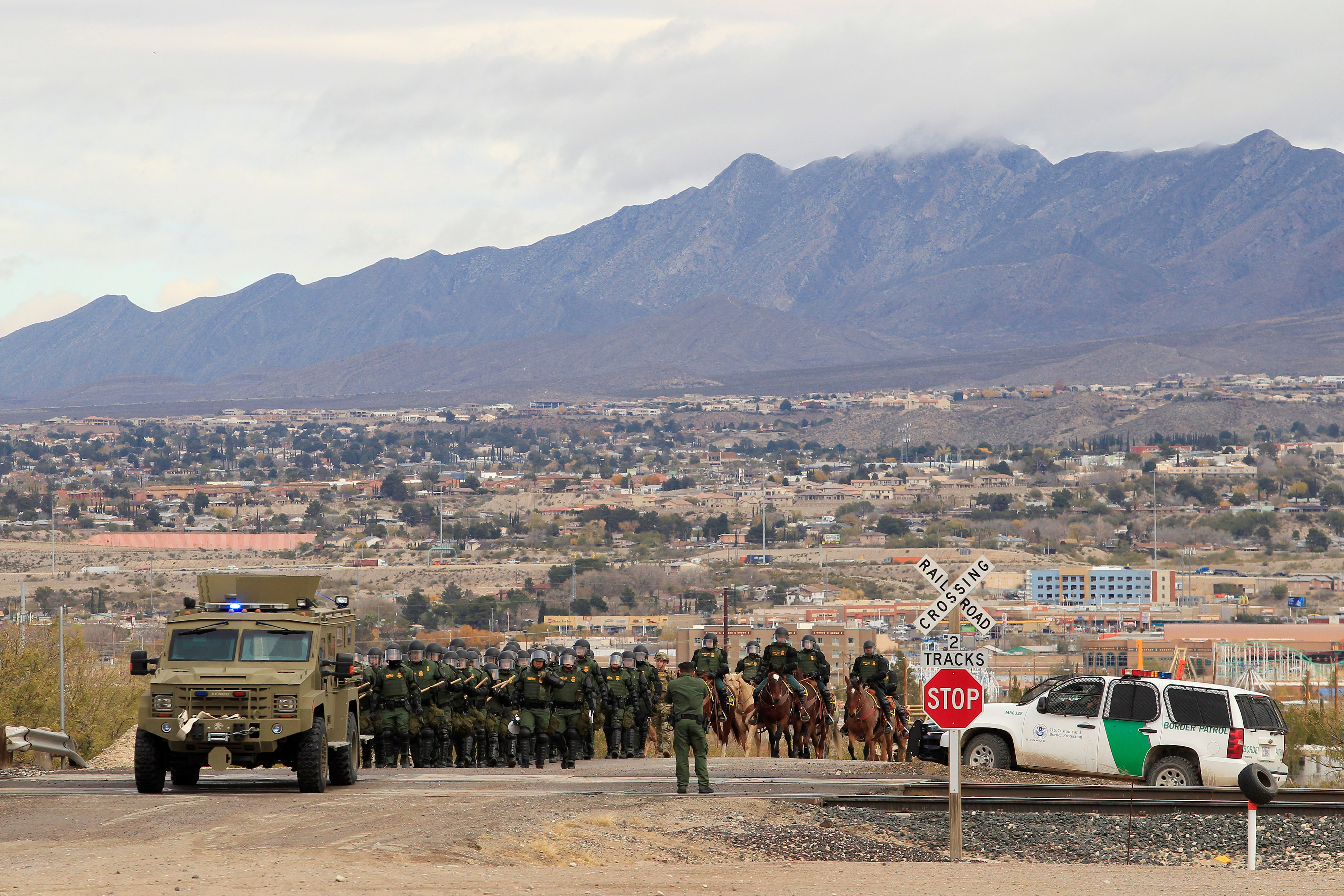 美国土安全部寻求延长美墨边境美军驻扎时间(2)