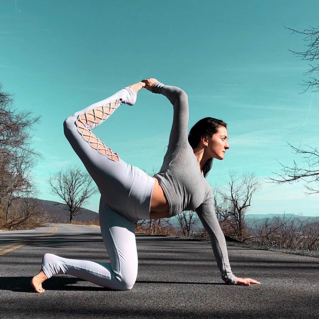 正确的瑜伽姿势总是放松的,即便你伸展到极限也是如此