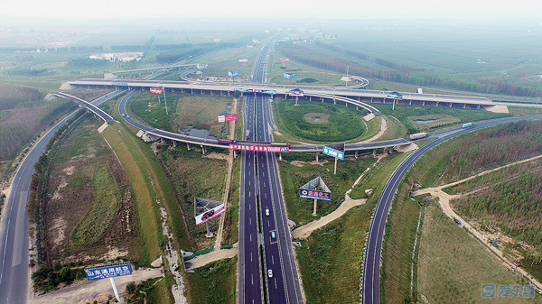 东青高速辛庄子枢纽立交桥.张泉江 摄
