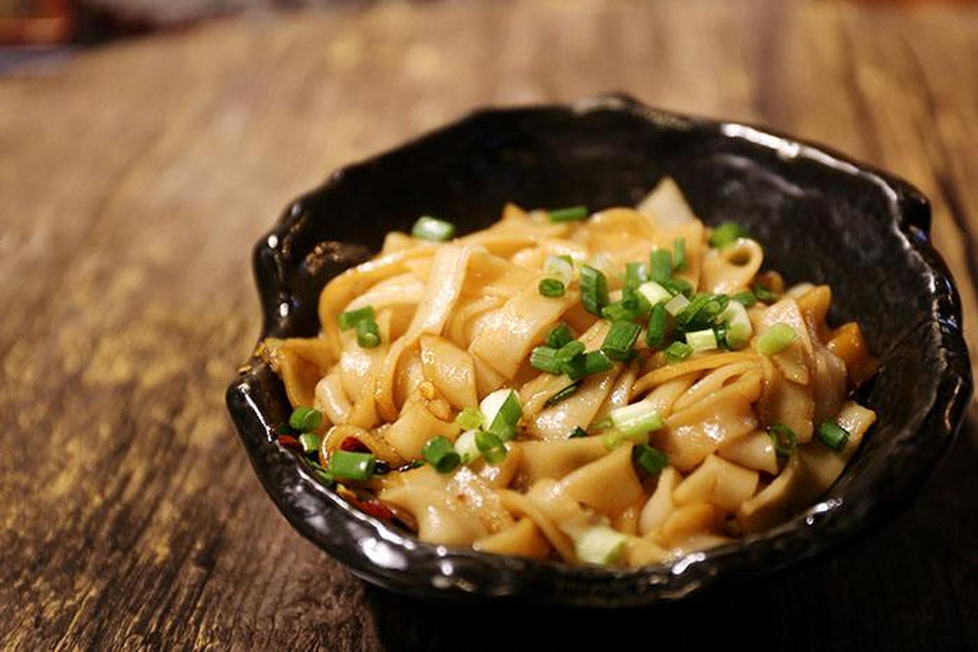 百城百味##百城百味长沙#【太平老街美食:猪油拌粉】门面很小,我几乎