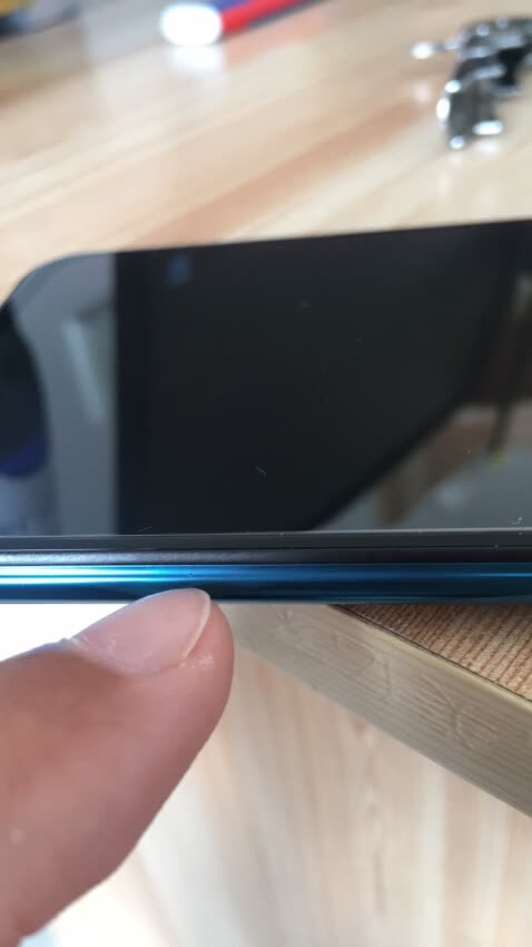 oppo k5首卖翻车!多人反馈手机溢胶严重,蓝绿厂商千元机要凉?