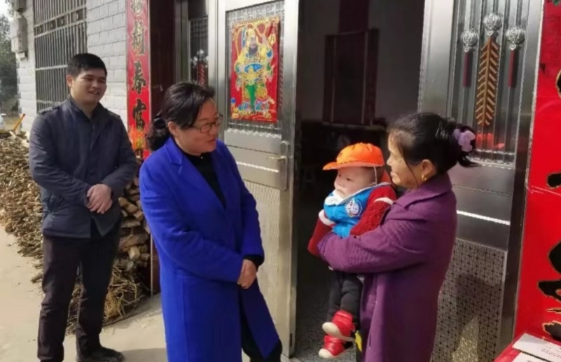 湖北蕲春县委书记赵少莲到刘河镇四个村开展精准扶贫