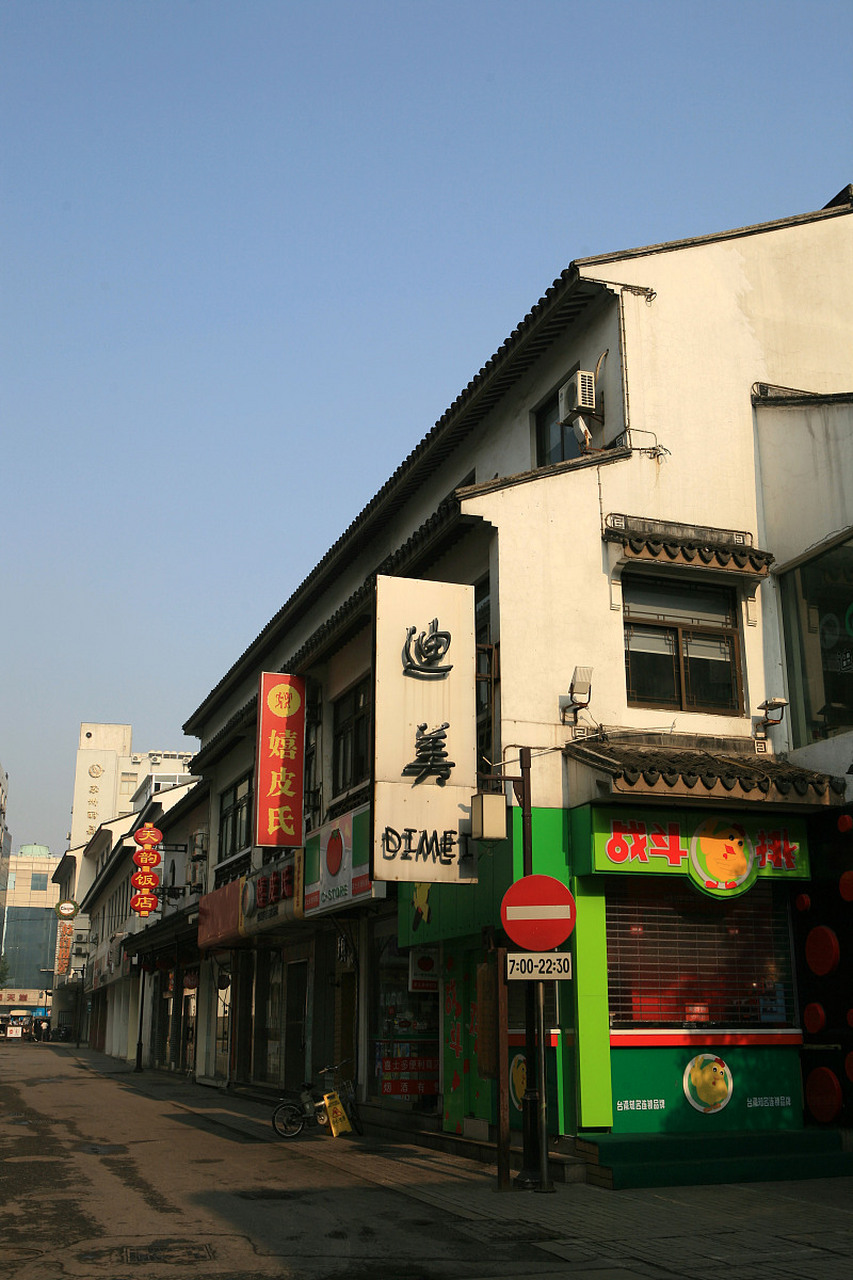 白天的十全街是苏州的人气美食街,这里有各种各样的本地美食等待着你