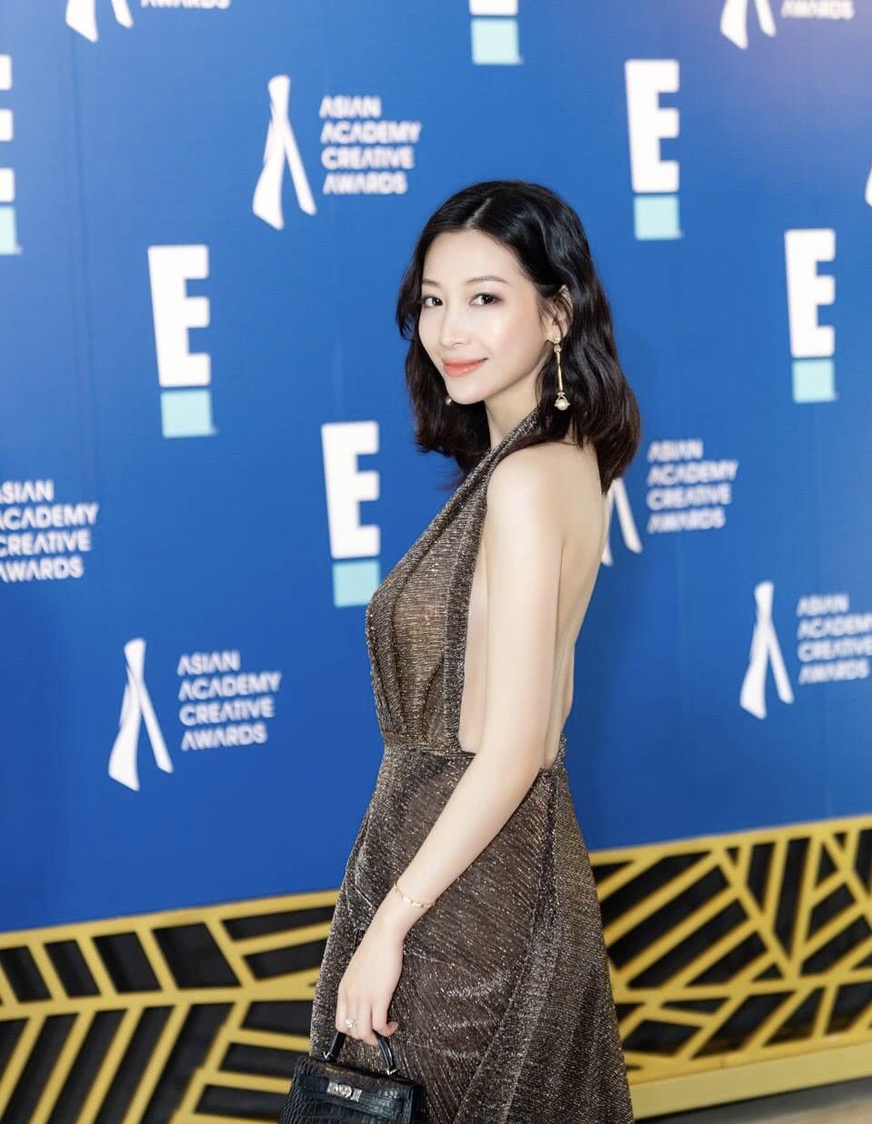 温雅现身活动,一袭灰色开叉裙好性感,把腿往前迈时却看呆众人