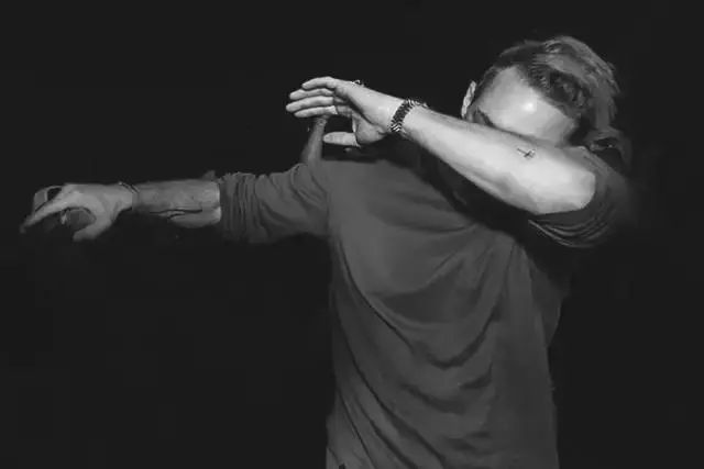 不懂怎么拍照好看!学会这十个pose准没错!