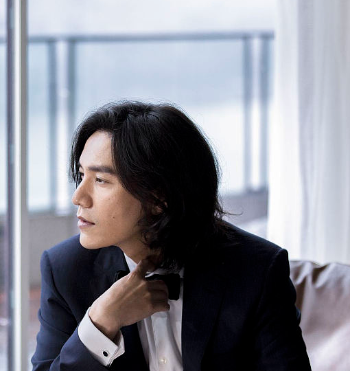 陈坤长发绅士造型复古帅气,引网友热议"羡慕坤哥的发量"