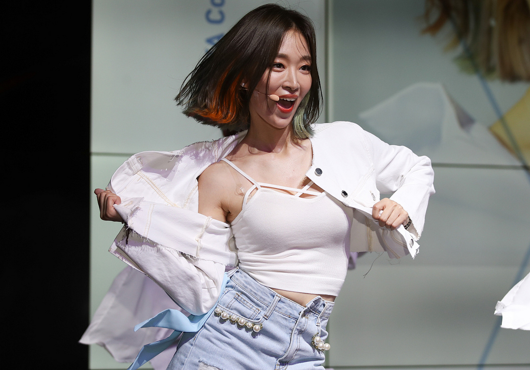 近日,韩国女团成员华莎在学校庆典上的一次不雅动作引发了网友的热议