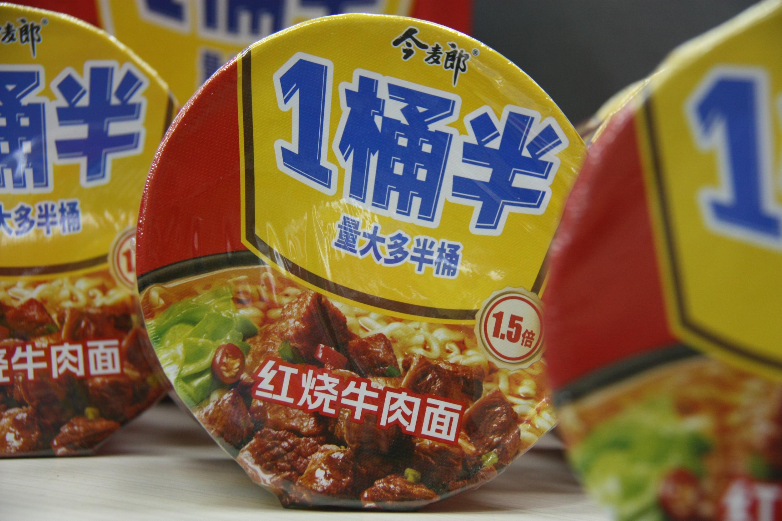 今麦郎泡面pk康师傅,调料包变"一大坨",妥妥的实力"碾压"啊