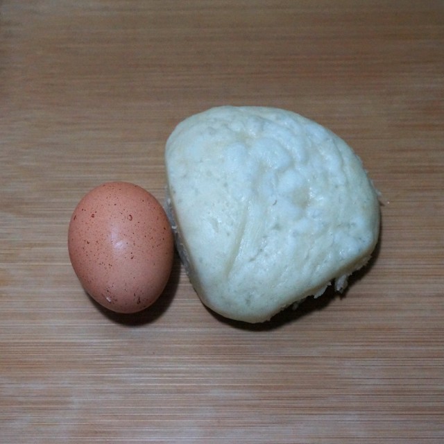 第1步,剩馒头,鸡蛋准备好