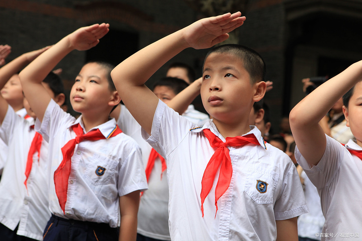 小孩敬礼国旗图片图片