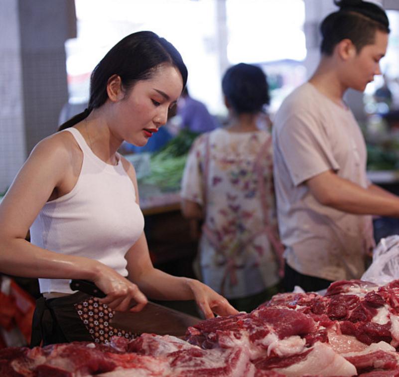 美女卖猪肉走红,被称为"猪肉西施",生意兴隆的她为何依旧单身