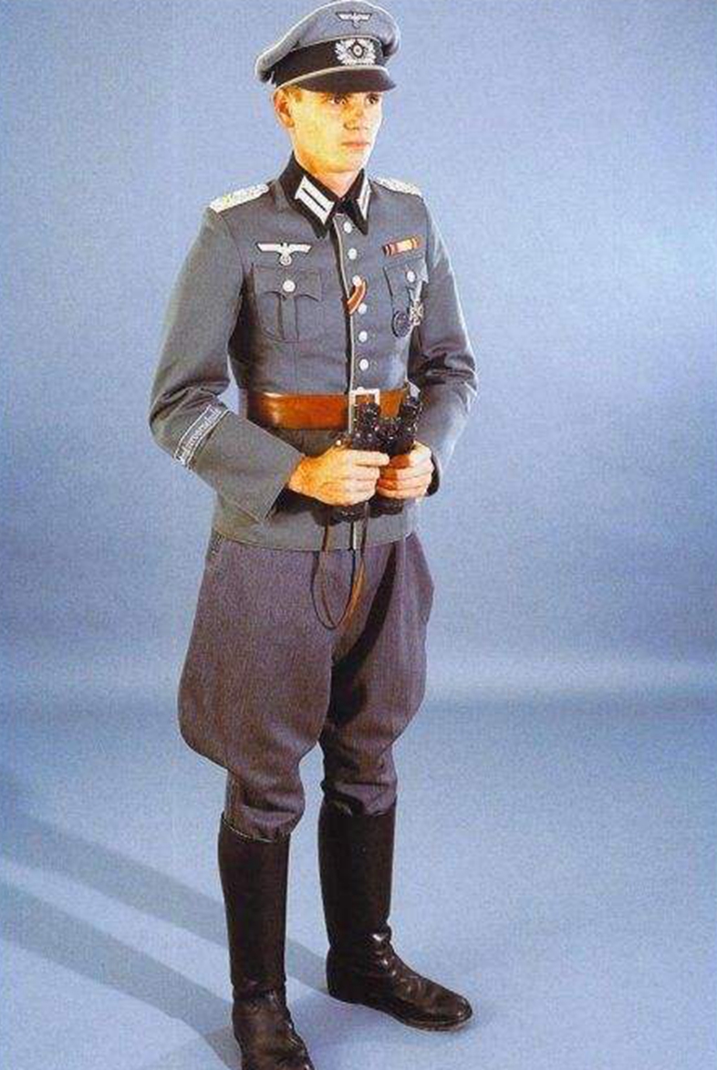 军官军服,在实用性上德军的军服更是实用,布料轻薄吸水.