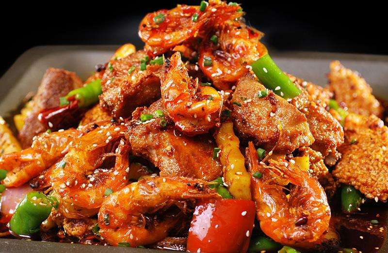 教你做一道聚会必吃的菜—干锅排骨虾,吃着香辣酥脆,做法简单