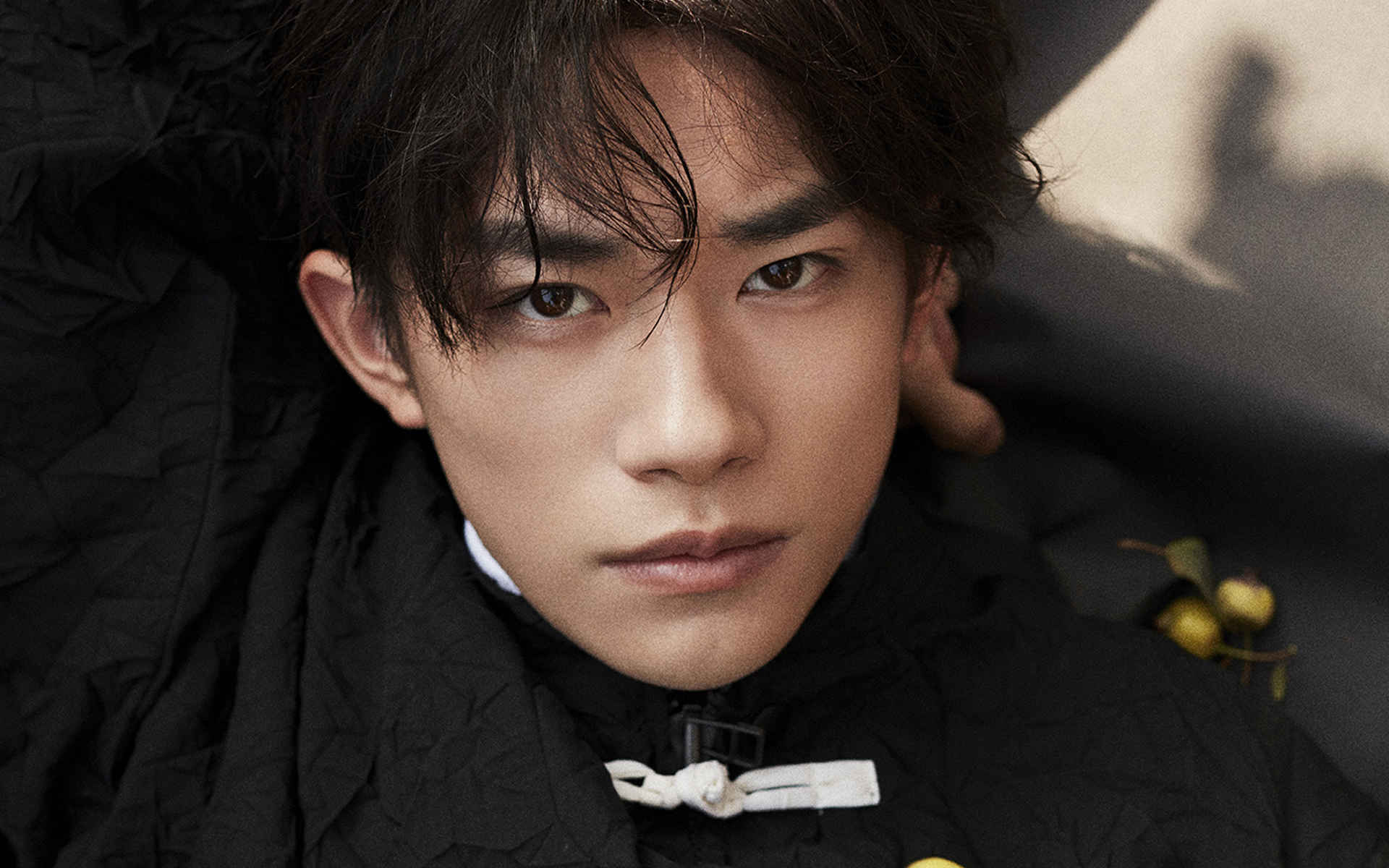 易烊千玺帅气潇洒街拍