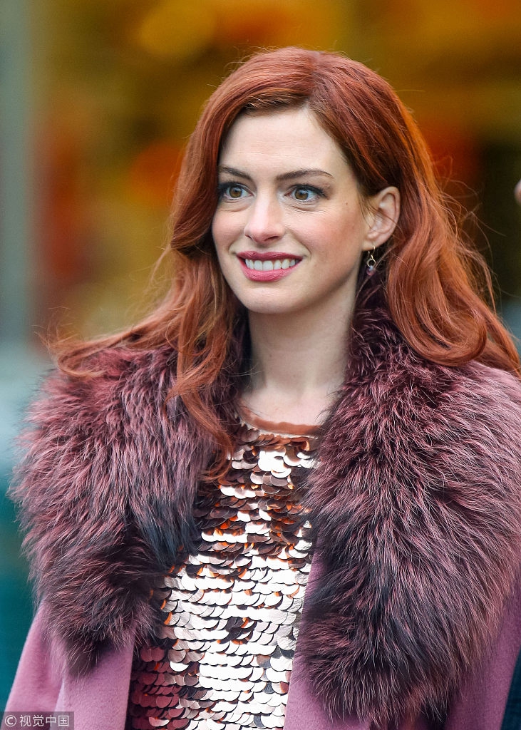 组图:安妮-海瑟薇片场与男演员共舞不惧走光 裙摆飞扬优雅俏皮