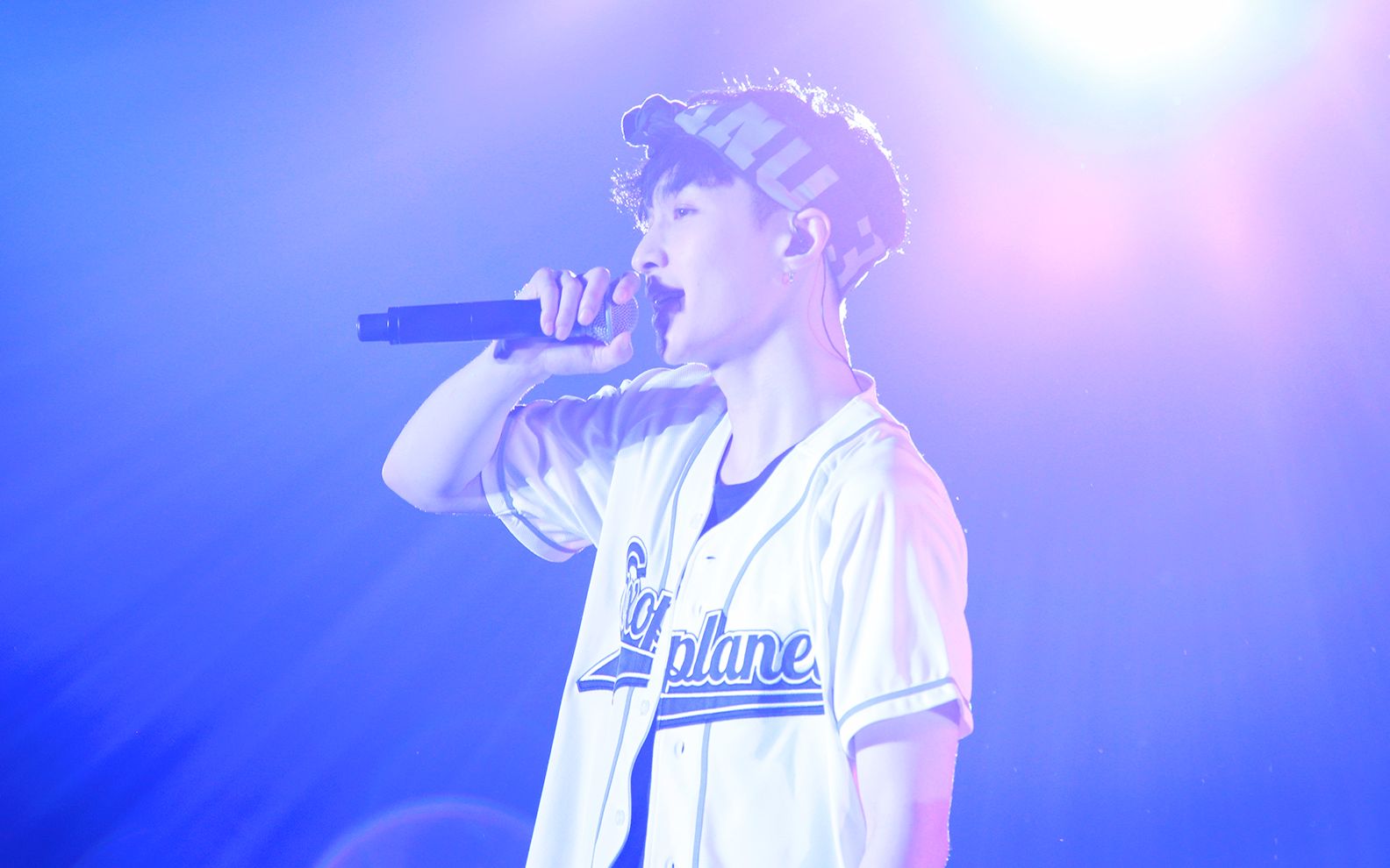 张艺兴微博发文,相信我们中国人音乐上肯定不比别人差