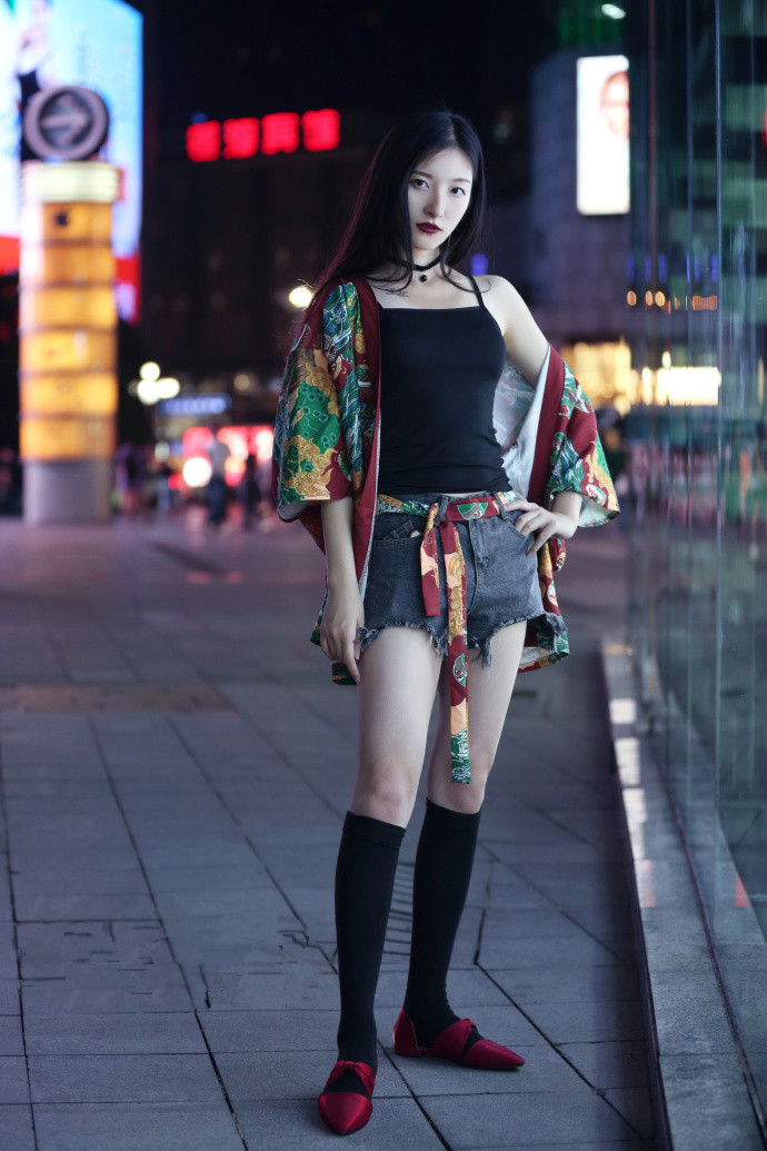 街拍:小妹穿搭很时尚,一双长腿魅力十足,这个帽子相当酷