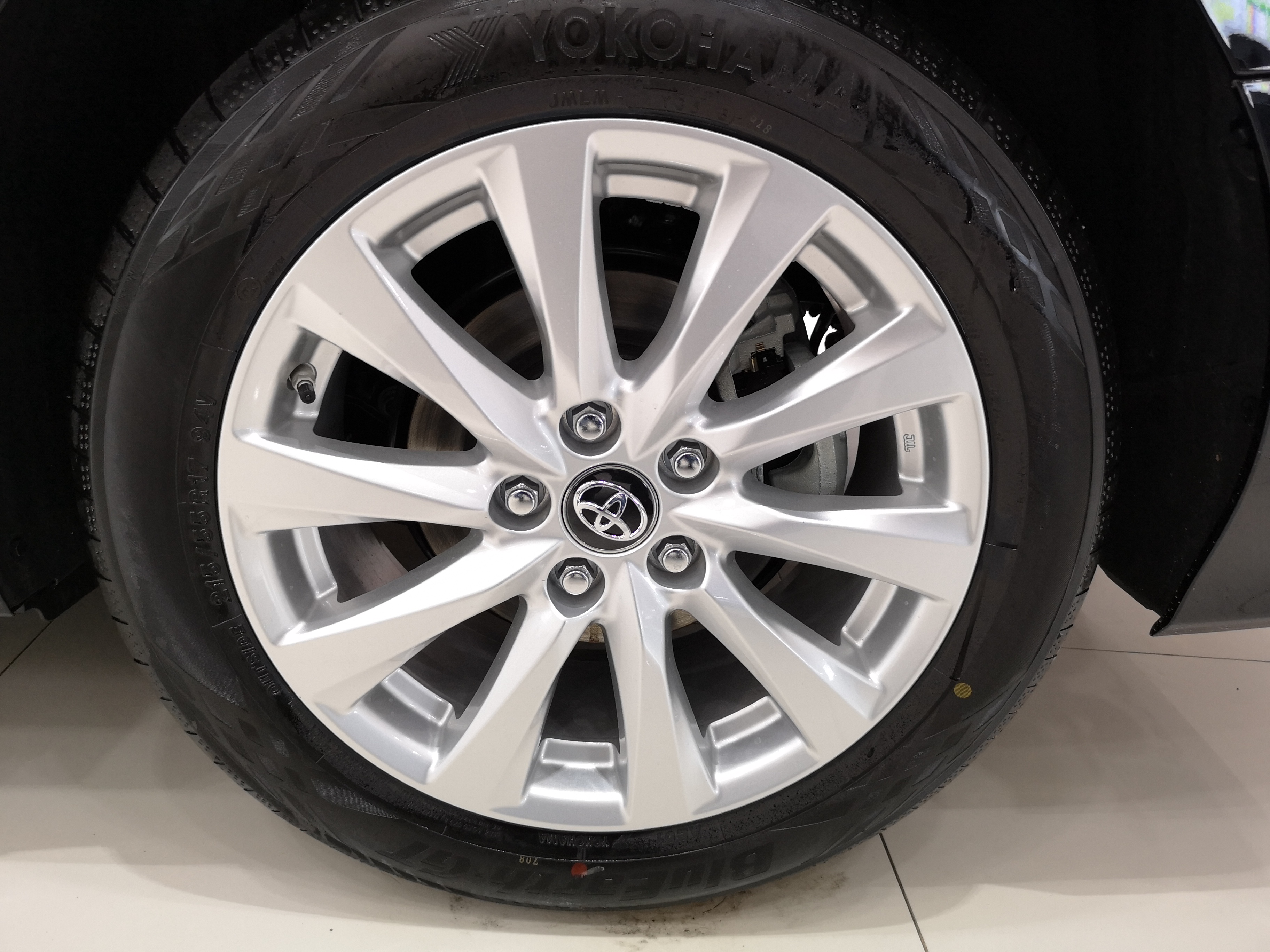 谁说黑色不酷炫 到店看丰田凯美瑞2.0g豪华版