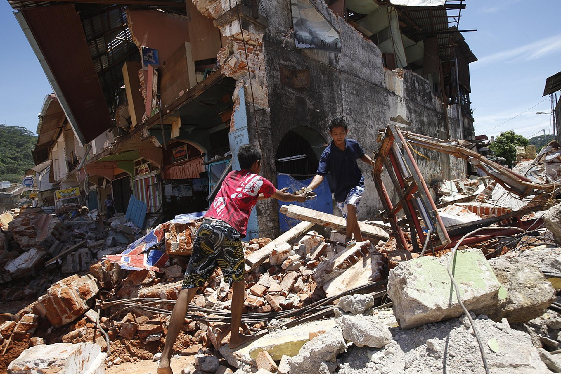 《每日新闻》报道,自9月8日至12日,日本鹿儿岛县吐噶喇群岛的地震活动