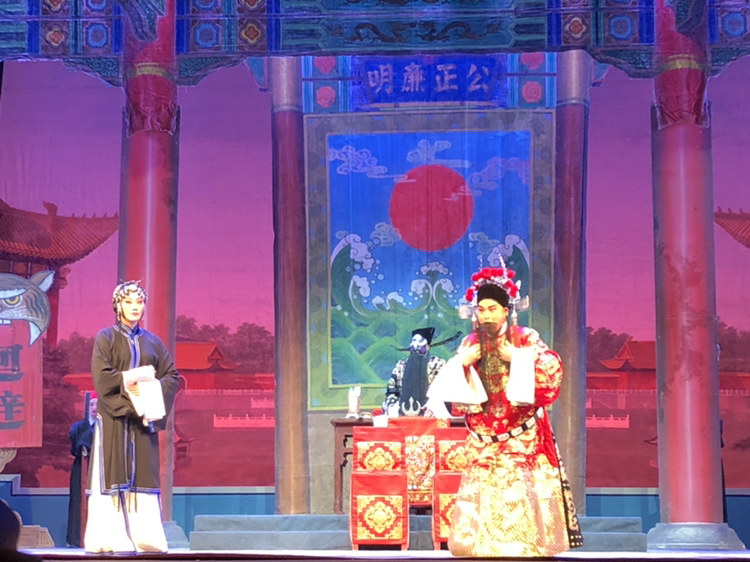 陈世美在公堂上还不承认香莲是自己的结发妻