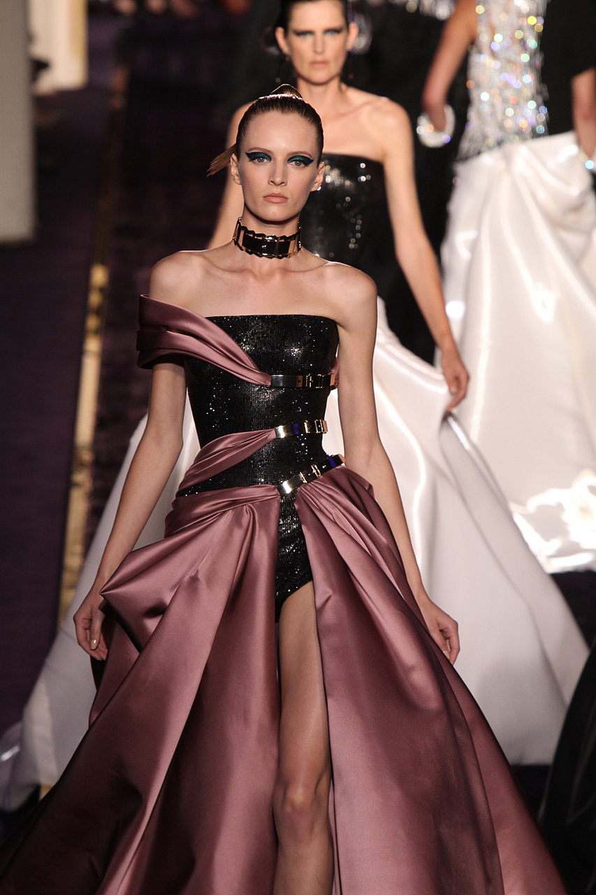 香槟色大摆礼服裙,用一块布就能裹出的高奢范儿!